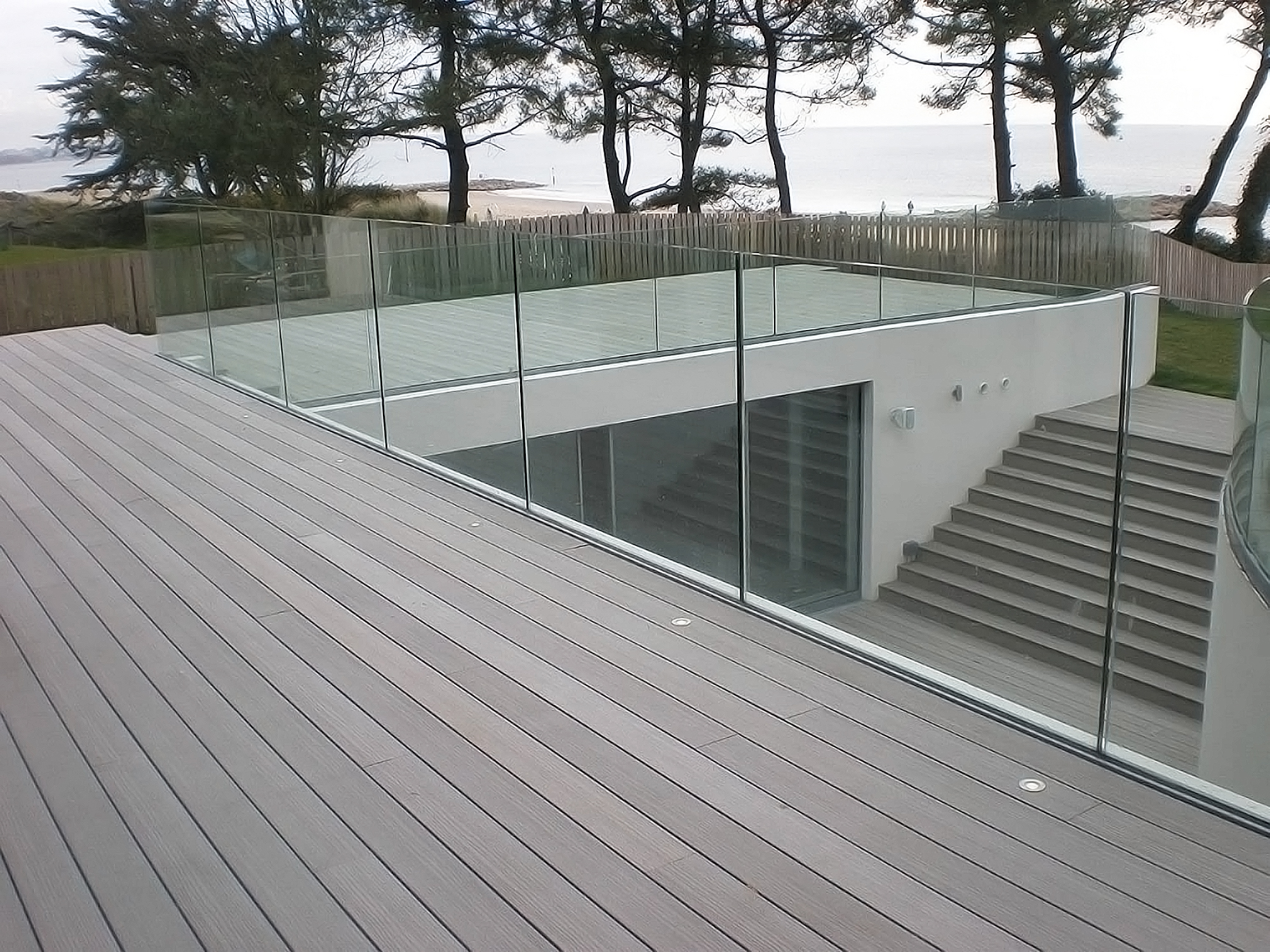 Frameless in-floor glass balustrade sa terrace